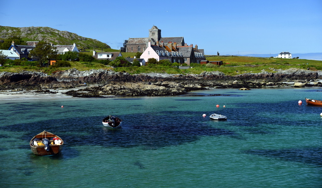یونا جزیره‌ی اسرآمیز و پنهان اسکاتلند