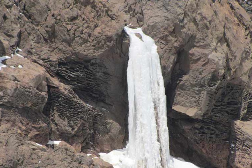 آبشار یخی از دیگر جاذبه های گردشگری ساری